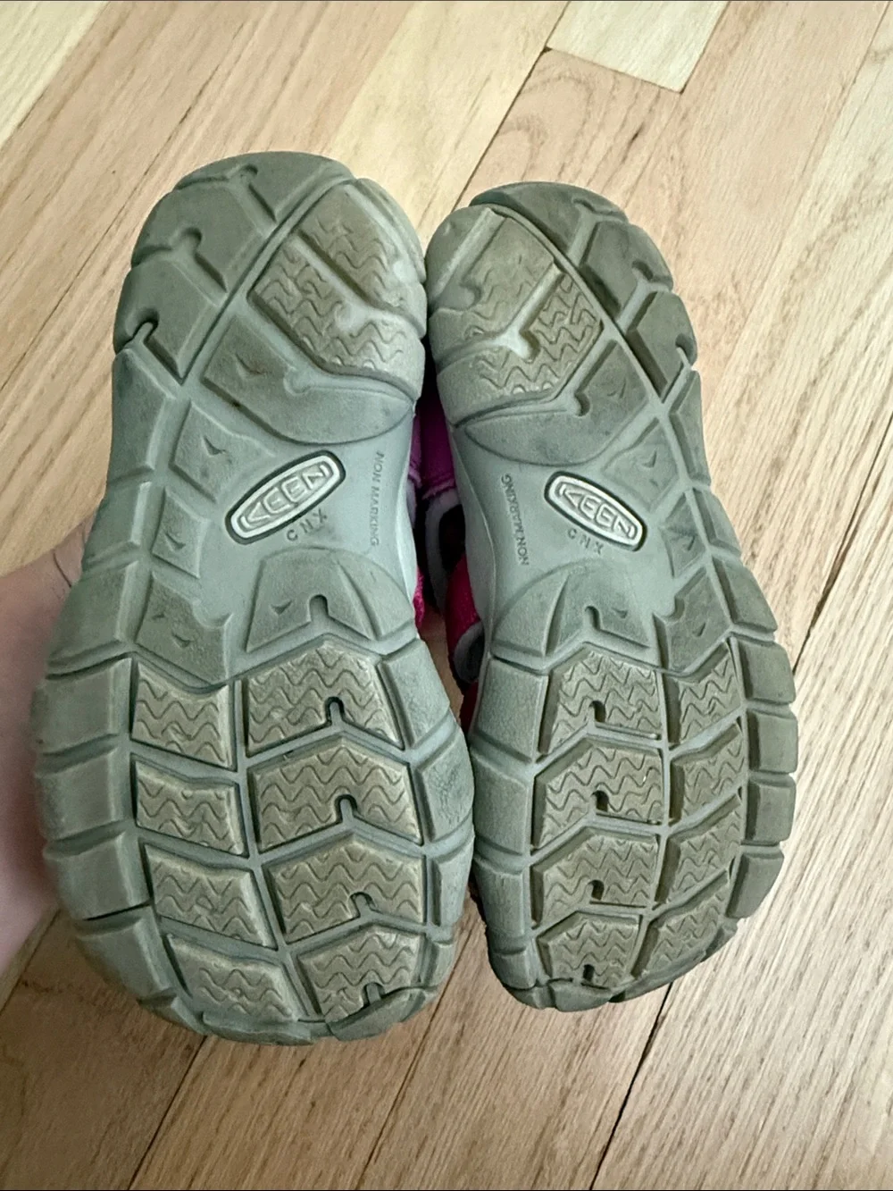 Keen Kids Pink Closed-Toe Waterproof Outdoor Water Shoes/sandals - Picture 2 of 9